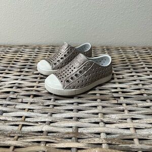Native Girls Kids Metallic Slip-On Shoes, size C5, EUC, waterproof, sparkly
